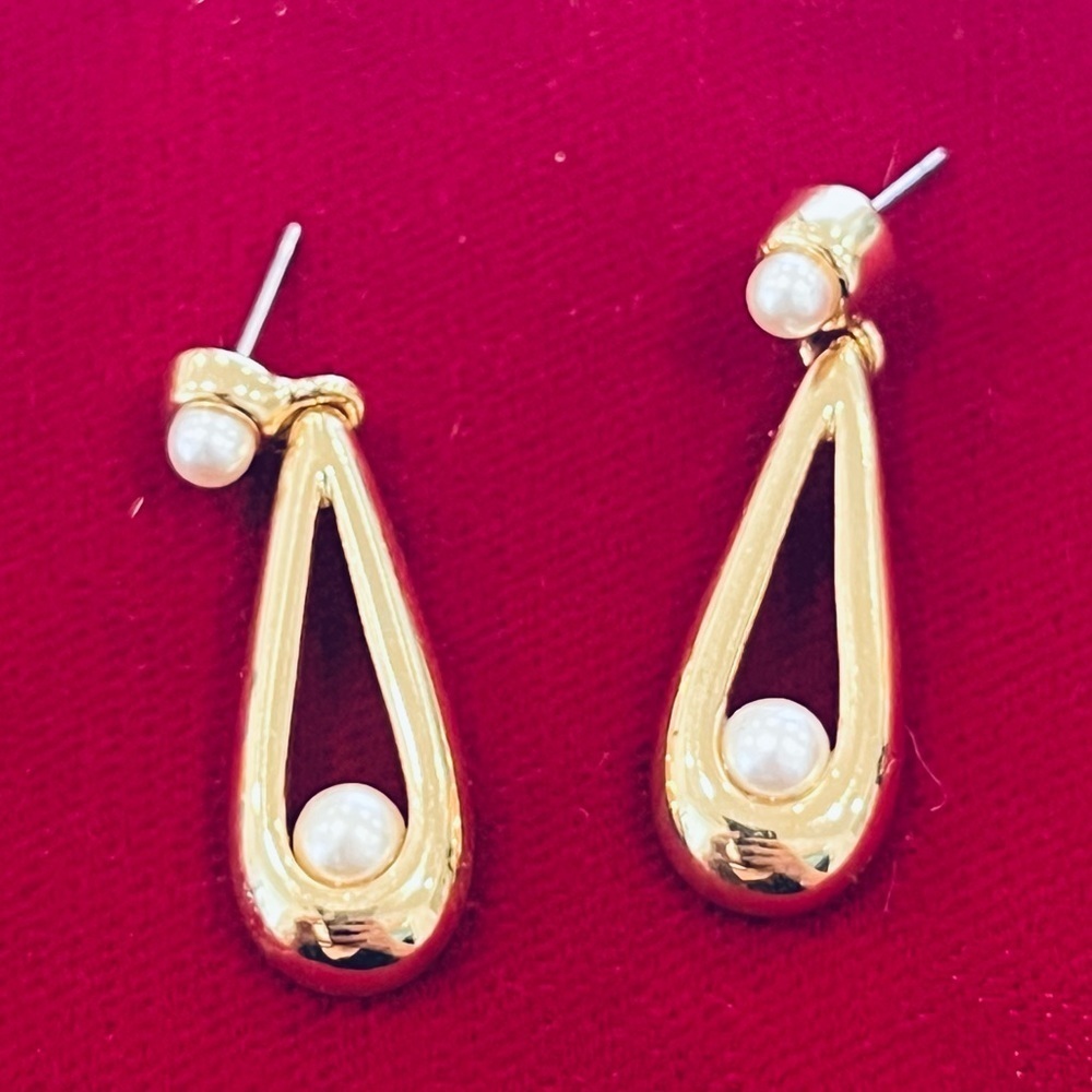 Vintage pearl dangle earrings